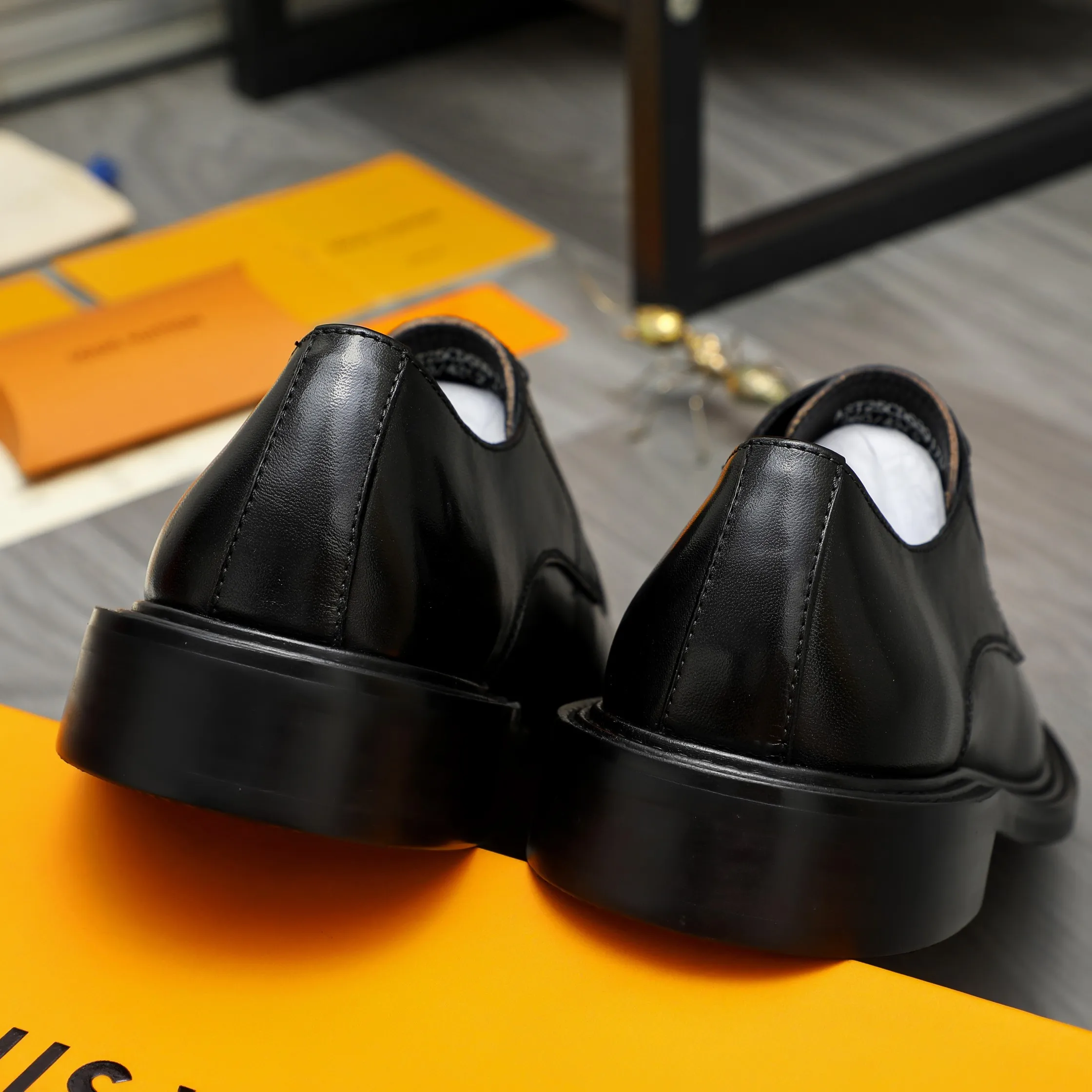 Men's shoes 💰600 Product trademark: LV "Louis Vuitton" business casual lace-up leather shoes Regular size: 37-46 Product materials: Selected high-quality cowhide upper, pigskin lining, rubber outsole